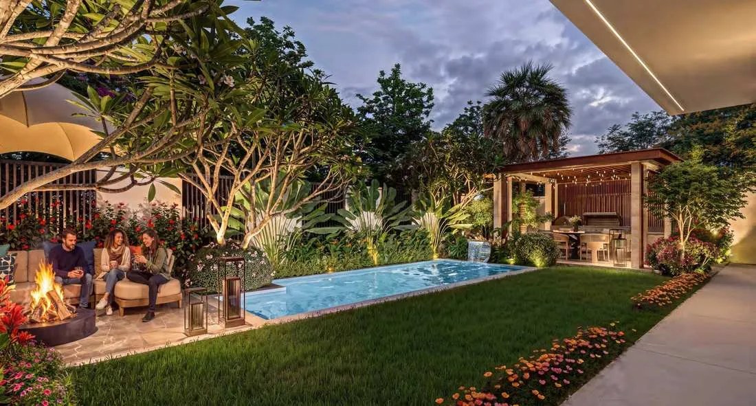 Azizi Florence – private backyard with pool